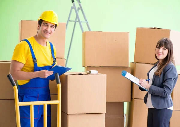 Frau Chefin und Mann Lohnunternehmer arbeiten mit Boxen Lieferung — Stockfoto