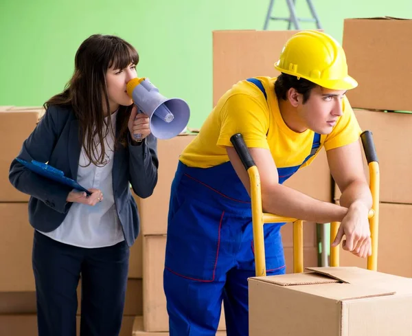 Mulher chefe e empreiteiro homem trabalhando com caixas de entrega — Fotografia de Stock