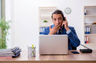 Ofiste çalışan genç bir iş adamı.