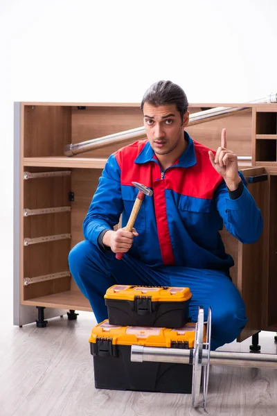 Jovem bonito carpinteiro masculino trabalhando dentro de casa — Fotografia de Stock