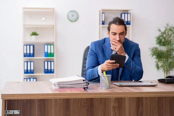 Joven hombre de negocios empleado que trabaja en la oficina — Foto de Stock