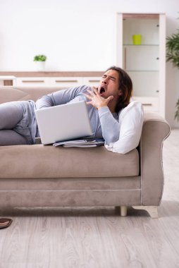 Evden çalışan genç bir işçi.