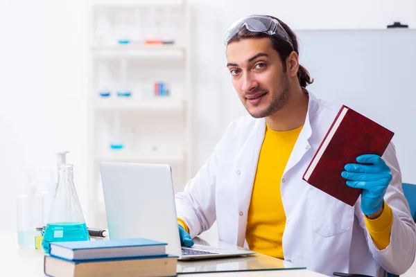 Young male chemist student preparing for exam — Stock Photo, Image