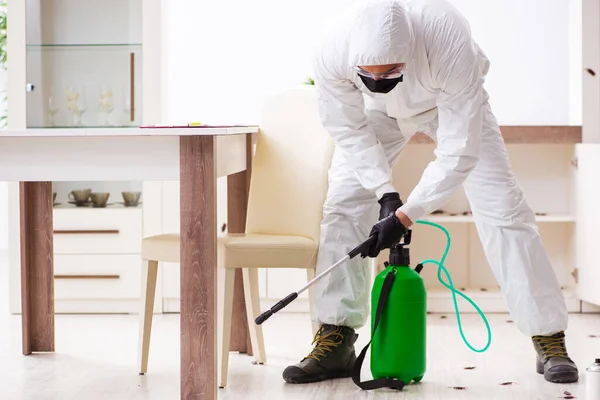Joven contratista masculino haciendo control de plagas en casa — Foto de Stock