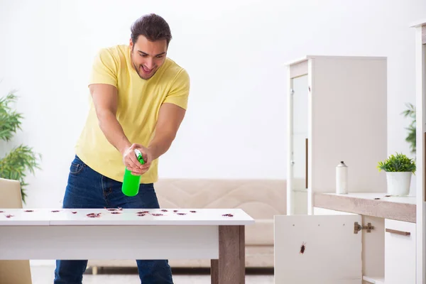 Young man and a lot of cockroaches at home — Stock Photo, Image