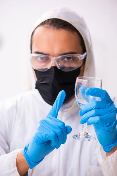 Criminólogo experto masculino trabajando en el laboratorio para obtener evidencia —  Fotos de Stock