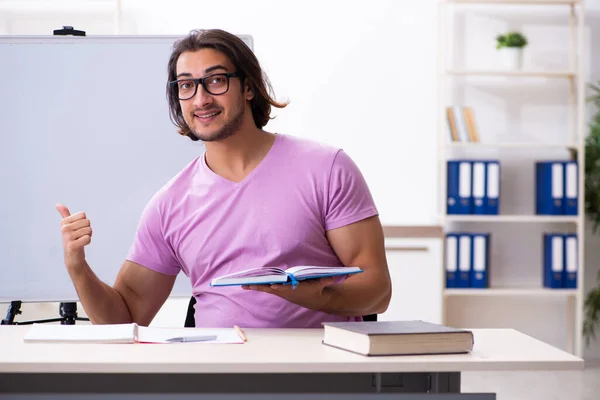 Joven estudiante masculino en el aula —  Fotos de Stock