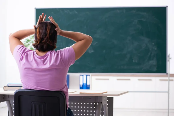 Ung manlig elev i klassrummet — Stockfoto