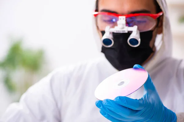 Criminólogo experto masculino trabajando en el laboratorio para obtener evidencia —  Fotos de Stock