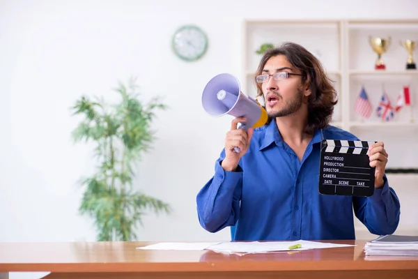 Diretor de cinema trabalhando no estúdio — Fotografia de Stock