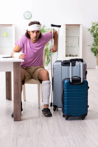 Jovem ferido se preparando para a viagem — Fotografia de Stock