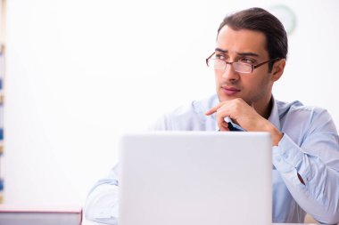 Evden çalışan genç bir erkek.