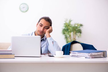 Evden çalışan genç bir erkek.