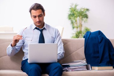 Evden çalışan genç bir erkek.