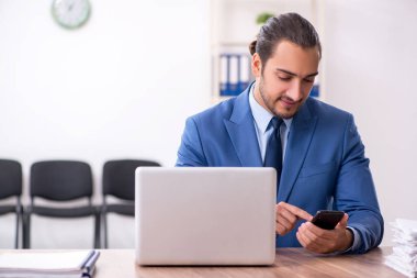 Ofiste çalışan genç bir iş adamı.