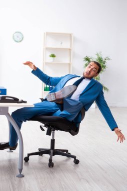 İş kazası konseptinde çalışan genç bir erkek.