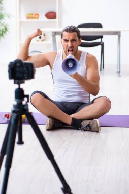 Diyet konseptinde genç bir erkek blog yazarı