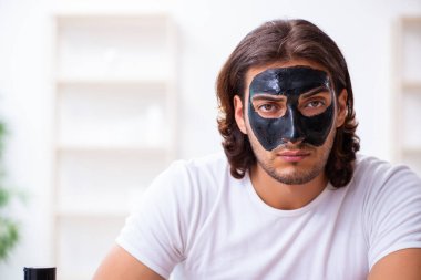 Genç erkek kozmetikçi blogu için video kaydediyor.