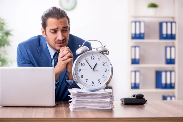 Jonge mannelijke zakenman werkzaam in het kantoor — Stockfoto