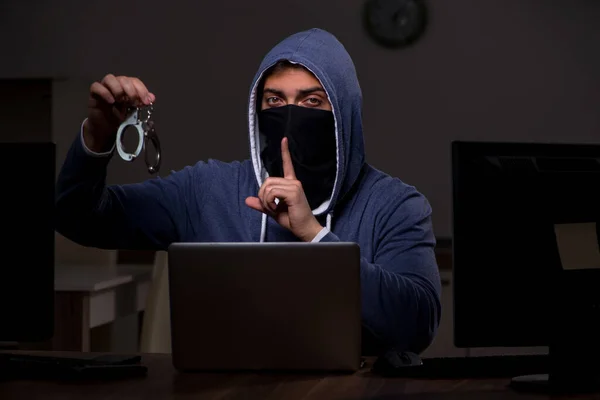 Férfi hacker hacker hacker biztonsági tűzfal késő irodában — Stock Fotó