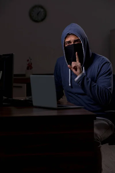Férfi hacker hacker hacker biztonsági tűzfal késő irodában — Stock Fotó