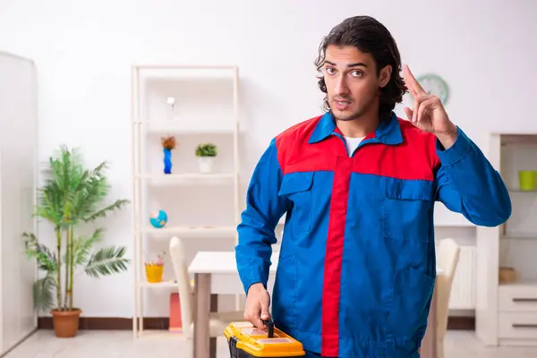 실내에서 일하는 젊은 남자 목수 — 스톡 사진
