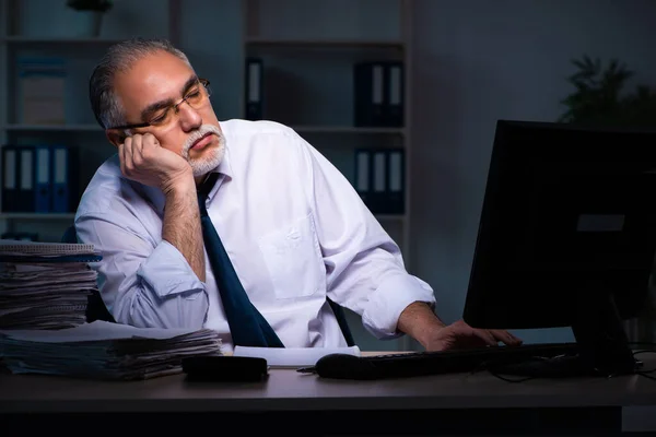 Viejo empleado trabajando hasta tarde en la oficina — Foto de Stock