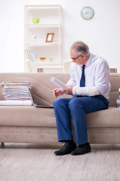 Åldrad affärsman anställd som arbetar hemifrån — Stockfoto