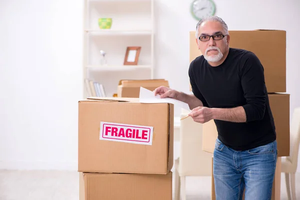 Idős férfi szakmai mozgó csinál home relocation — Stock Fotó