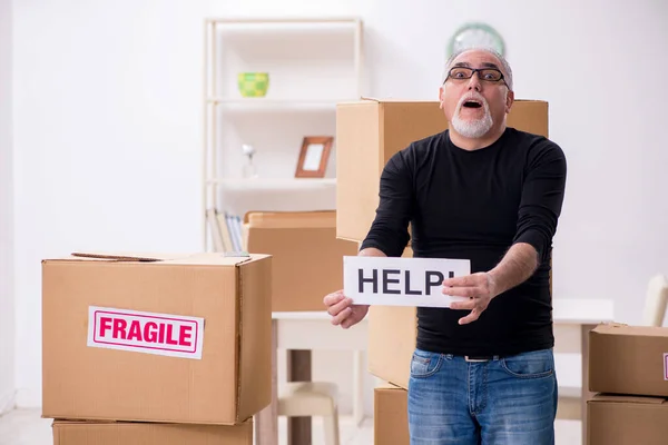 Velho homem profissional mover fazendo realocação em casa — Fotografia de Stock