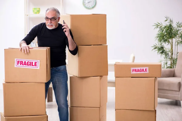 Viejo macho profesional mover haciendo casa reubicación —  Fotos de Stock