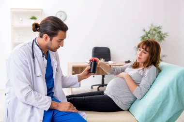 Genç bir kadın, genç bir erkek jinekolog.