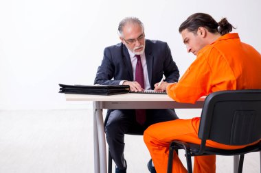 Duruşma öncesi gözaltı avukatıyla genç tutuklu toplantısı