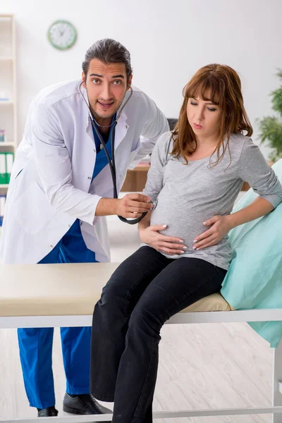 Giovane donna visting giovane medico ginecologo maschile — Foto Stock