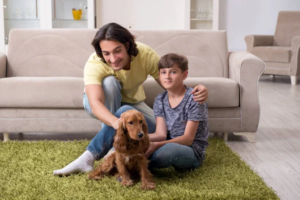 Mladý otec a jeho syn s kokršpaněl pes — Stock fotografie