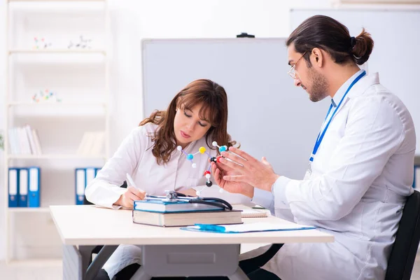 Medicinska studenter i klassrummet — Stockfoto