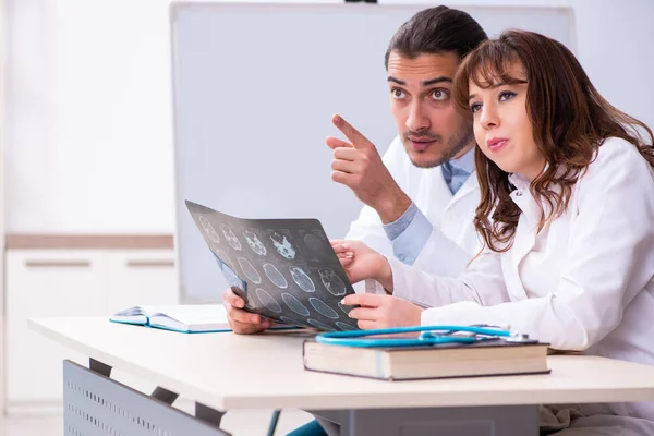 Junge Ärztin und Studentin im Hörsaal — Stockfoto