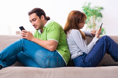 Gadget bağımlılığı konseptinde genç bir çift