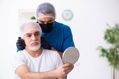 Yaşlı adam estetik ameliyat için erkek doktoru ziyaret ediyor.