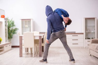 Genç bir çocukla çocuk kaçırma kavramı