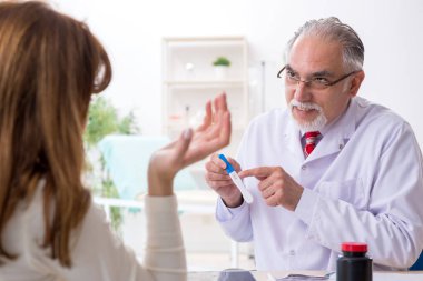 Hamile kadın deneyimli bir jinekoloğu ziyaret ediyor.