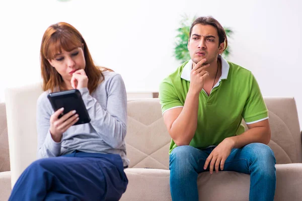 Jovem casal no conceito de dependência gadget — Fotografia de Stock