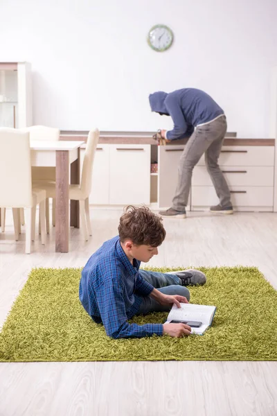 Concetto di rapimento di bambini con giovane ragazzo — Foto Stock