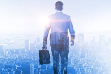İş dünyasında şehir manzarasına karşı başarılı bir işadamı