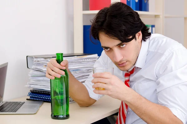 Young businessman employee drinking in the office — Stock Photo, Image