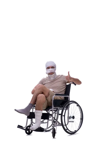Uomo ferito in sedia a rotelle isolato su bianco — Foto Stock