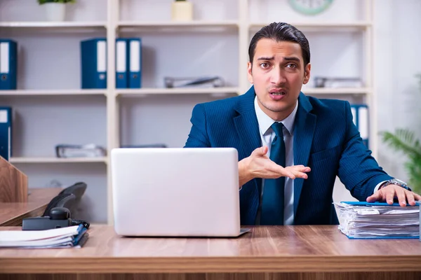 Joven hombre de negocios guapo trabajando en la oficina — Foto de Stock