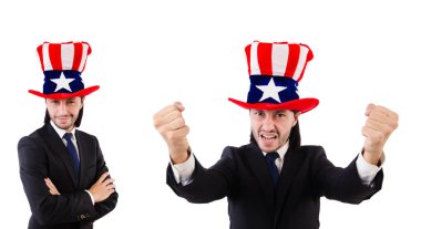 Amerikan bayrağı taşıyan adam beyazların üzerinde izole edilmiş.
