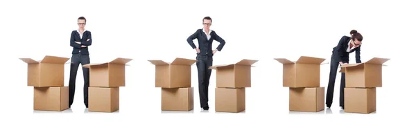 Mujer mujer de negocios con cajas en blanco — Foto de Stock