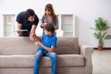 Genç bir çocuk ve ailesiyle sigara içme kavramı